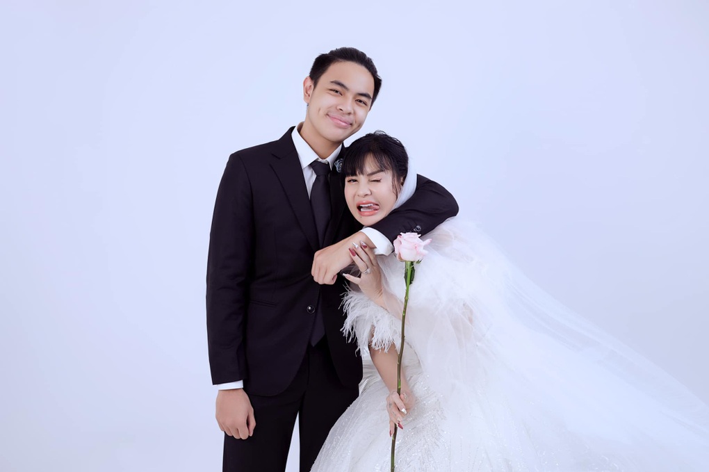 Không ngờ cậu nhóc từng gây sốt Vbiz này lại là cảnh vệ điển trai trong Tử Chiến Trên Không, đúng là con trai