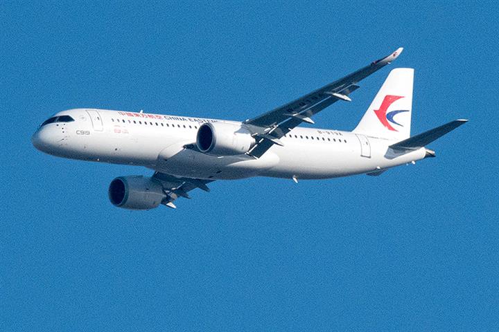 Hành khách vô tư mở cửa máy bay vì muốn