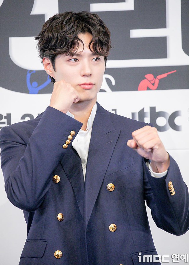 Visual gây sốc của Park Bo Gum ở họp báo phim mới: Visual gây sốc của Park Bo Gum ở họp báo phim mới: