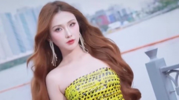 Thanh Mèo nổi bần bật giữa phố với chiếc váy quấn băng keo 28 Thanh Mèo nổi bần bật giữa phố với chiếc váy quấn băng keo 320250103111719jpg