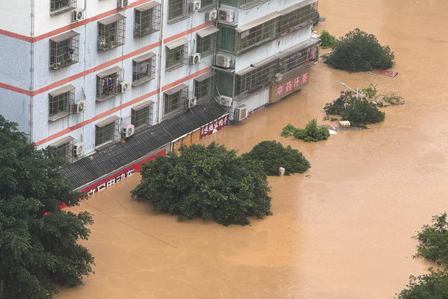 Những hình ảnh khó tin tại Trung Quốc sau trận lũ lịch sử: Khắp nơi bị nhấn chìm trong bùn đất, 6 người thiệt mạng- Ảnh 1. Những hình ảnh khó tin tại Trung Quốc sau trận lũ lịch sử: Khắp nơi bị nhấn chìm trong bùn đất, 6 người thiệt mạng- Ảnh 1.