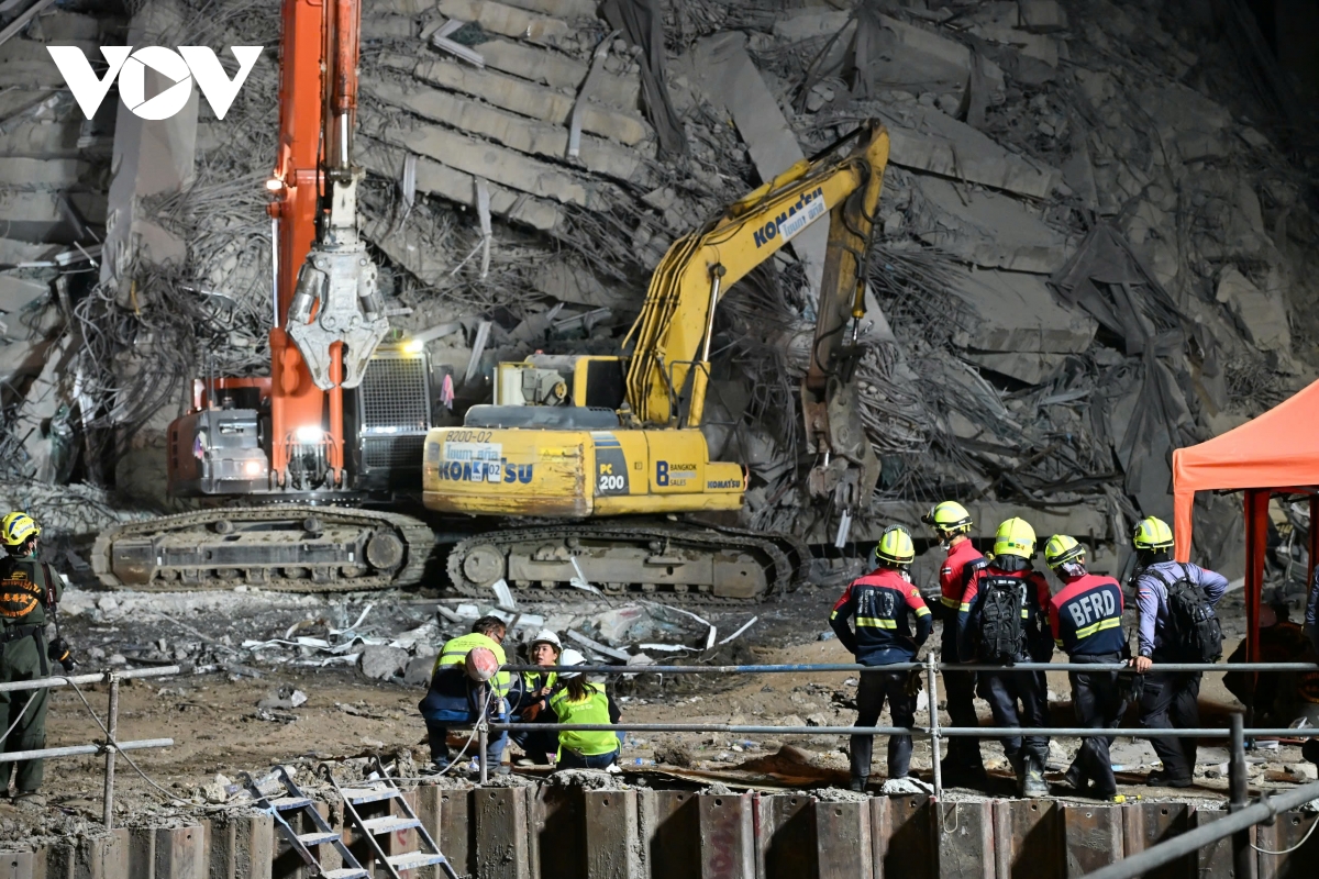 Vụ sập nhà 30 tầng ở Bangkok: Liên lạc được qua di động với 9 người bị mắc kẹt- Ảnh 9.