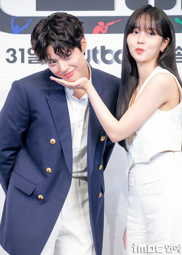 Visual gây sốc của Park Bo Gum ở họp báo phim mới: Visual gây sốc của Park Bo Gum ở họp báo phim mới: