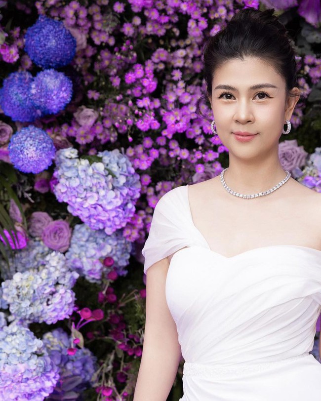 Diễn viên Việt lấy ông bầu quyền lực bị vỡ nợ 1.000 tỷ: Vực dậy ngoạn mục, nuôi dạy con cực khéo- Ảnh 1. Diễn viên Việt lấy ông bầu quyền lực bị vỡ nợ 1.000 tỷ: Vực dậy ngoạn mục, nuôi dạy con cực khéo- Ảnh 1.