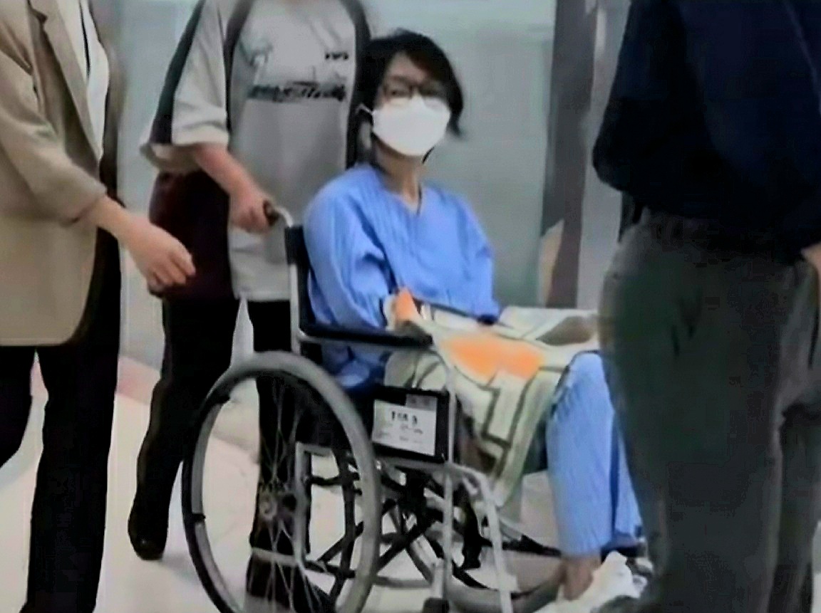 Hình ảnh mới nhất của cựu đệ nhất phu nhân Hàn Quốc trên xe lăn: Chân đeo vòng điện tử, tay phủ khăn- Ảnh 2.