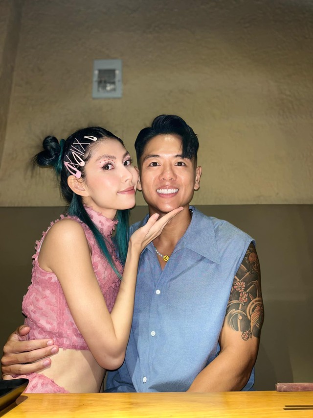 HOT: Michael Trương nắm tay tình mới, hất vai bạn gái cũ TyhD giữa đám đông tạo nên cảnh tượng sốc nhất đêm Halloween!- Ảnh 2.