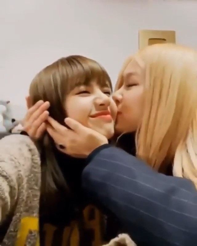 BLACKPINK sang Mỹ bạo hẳn: Rosé - Lisa trao nụ hôn tình tứ, người xem ngượng chín mặt!- Ảnh 12.