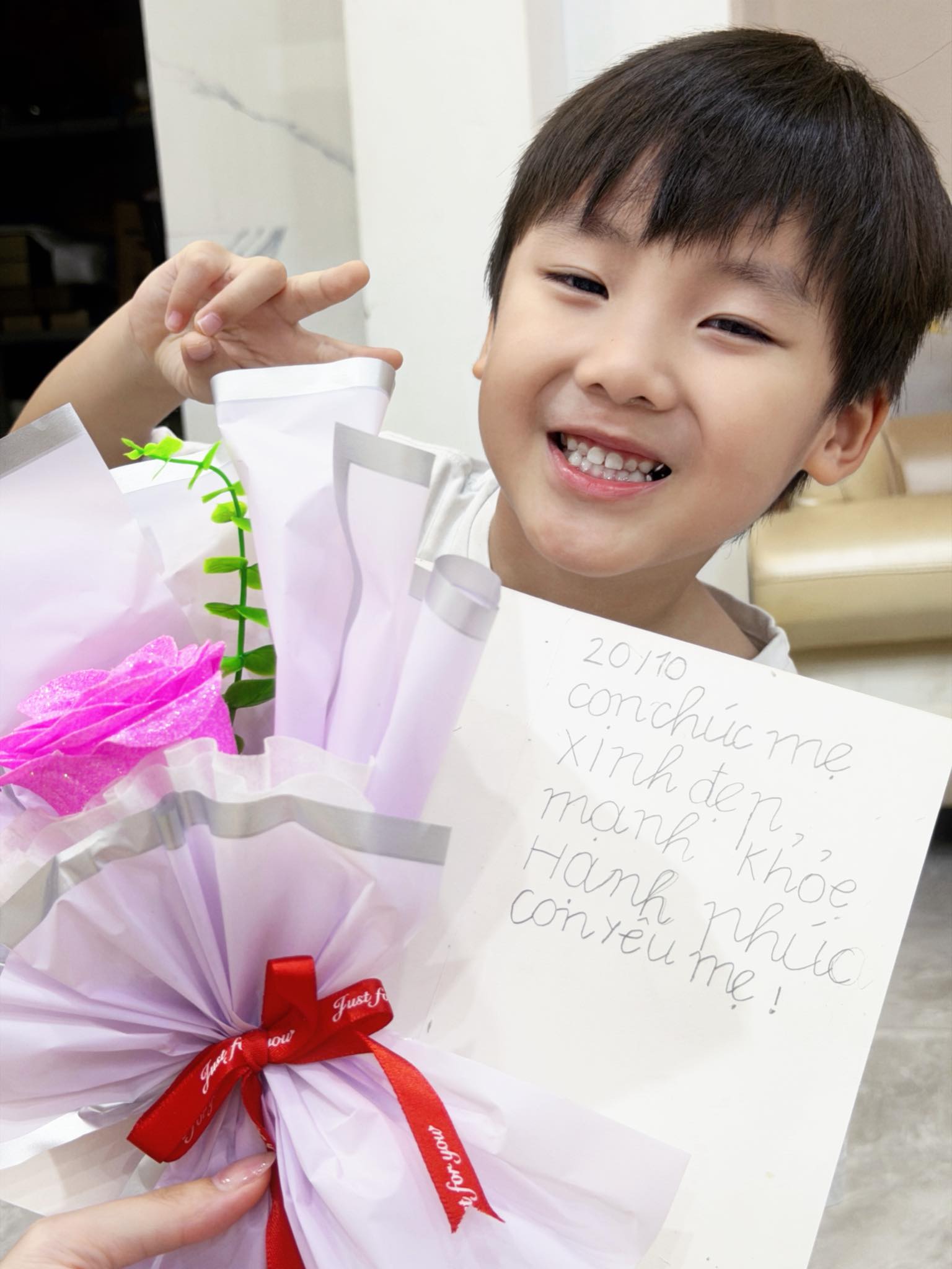 Bé Bo đã lớn thật rồi: Nhắn tin nhoay nhoáy, nói 1 câu mà làm mẹ Hoà Minzy Bé Bo đã lớn thật rồi: Nhắn tin nhoay nhoáy, nói 1 câu mà làm mẹ Hoà Minzy