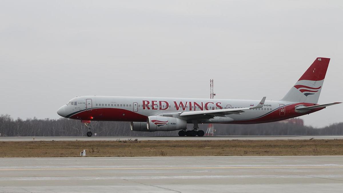 Máy bay chở hơn 400 khách hạ cánh khẩn cấp tại Moscow vì cháy động cơ- Ảnh 1. Máy bay chở hơn 400 khách hạ cánh khẩn cấp tại Moscow vì cháy động cơ- Ảnh 1.