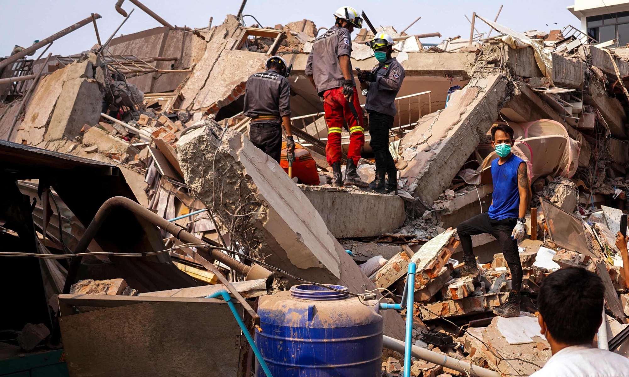 Toàn cảnh Myanmar 3 ngày sau động đất: Công tác cứu hộ chạy đua từng phút, quá nhiều khủng hoảng vẫn tiếp diễn sau thiên tai- Ảnh 6.