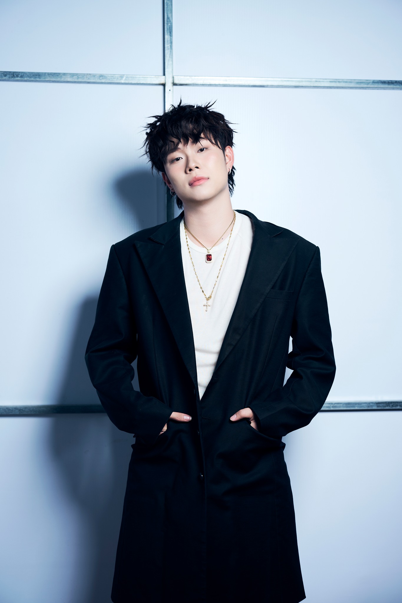 Video gây bức xúc: Vệ sĩ đi cùng Dương Domic xô ngã người dân thô bạo- Ảnh 7. Video gây bức xúc: Vệ sĩ đi cùng Dương Domic xô ngã người dân thô bạo- Ảnh 7.