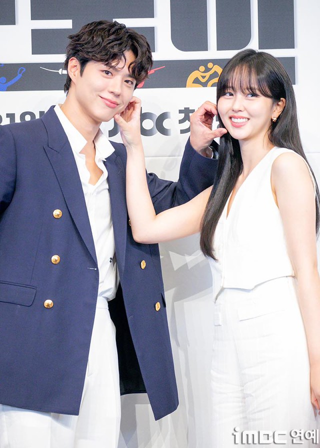 Visual gây sốc của Park Bo Gum ở họp báo phim mới: Visual gây sốc của Park Bo Gum ở họp báo phim mới: