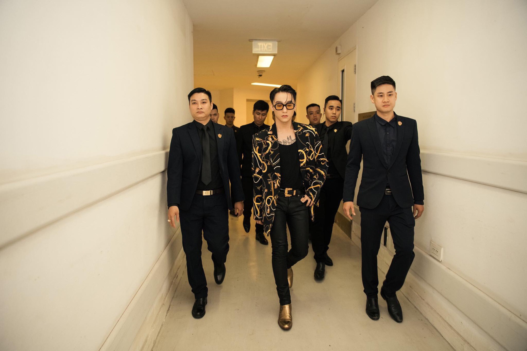 Video gây bức xúc: Vệ sĩ đi cùng Dương Domic xô ngã người dân thô bạo- Ảnh 5. Video gây bức xúc: Vệ sĩ đi cùng Dương Domic xô ngã người dân thô bạo- Ảnh 5.