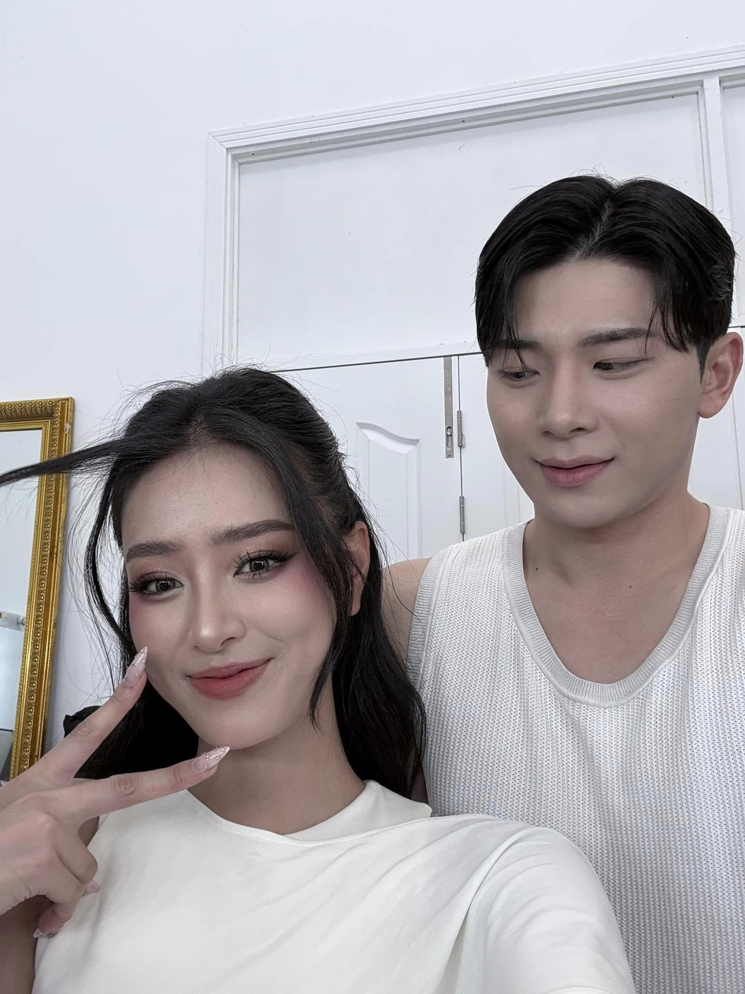 Á hậu Vbiz có động thái cực phũ với Á hậu Vbiz có động thái cực phũ với