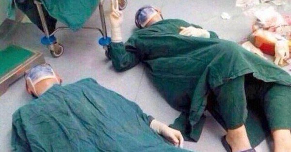 Bức ảnh 2 bác sĩ phẫu thuật nằm trên sàn phòng mổ lạnh lẽo viral khắp mạng 3783372616397902127968562073336105695969280n 1762589201987966389505 1762593137827 17625931380691085197966 157 0 678 834 crop 17625931663881751772807jpg