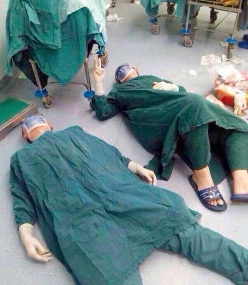 Bức ảnh 2 bác sĩ phẫu thuật nằm trên sàn phòng mổ lạnh lẽo viral khắp mạng- Ảnh 1. Bức ảnh 2 bác sĩ phẫu thuật nằm trên sàn phòng mổ lạnh lẽo viral khắp mạng- Ảnh 1.