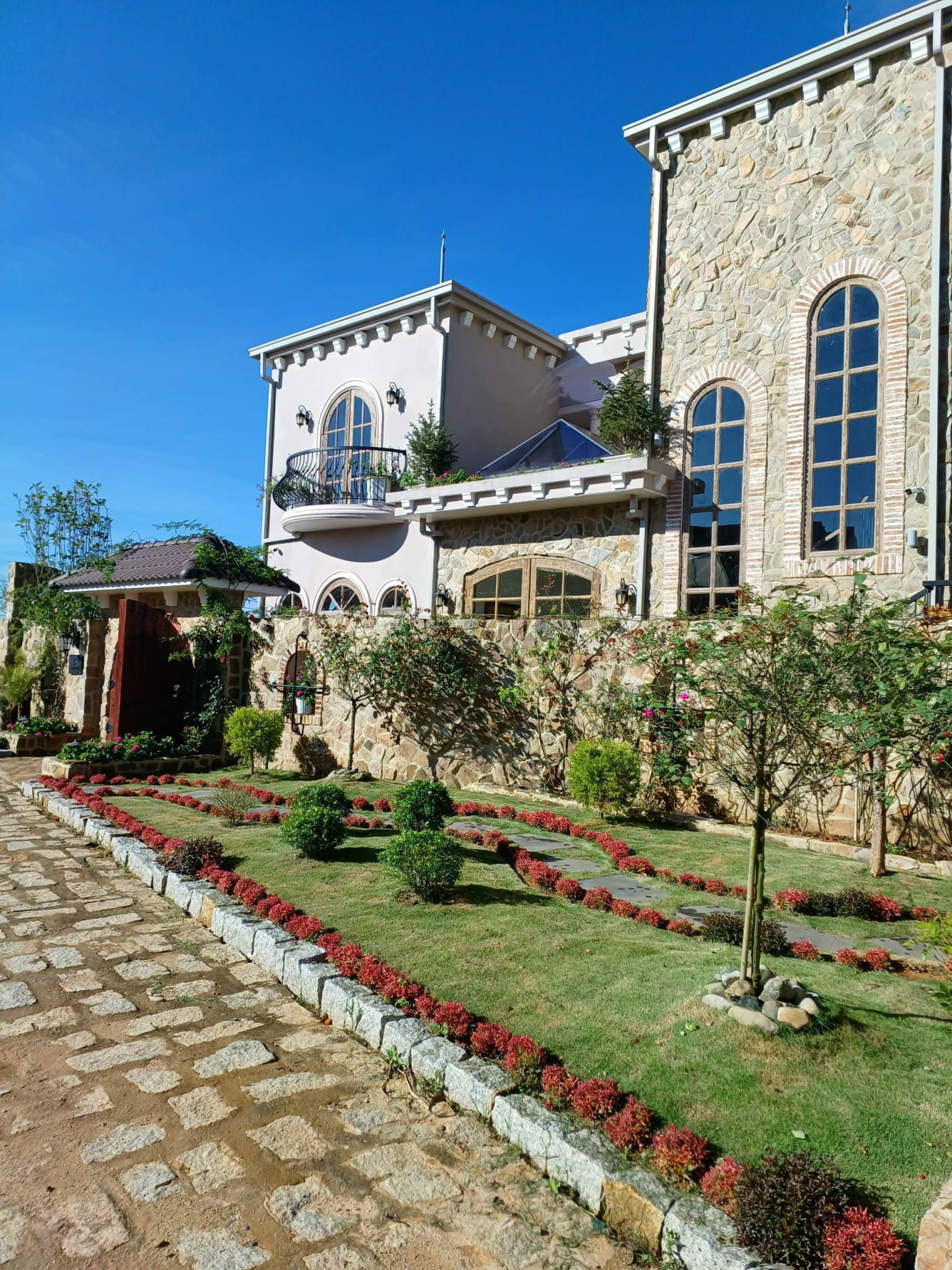 Nhan sắc mẹ đơn thân là nữ đại gia showbiz Việt, một mình nuôi 3 con, U50 giàu có, không lấy chồng- Ảnh 2.