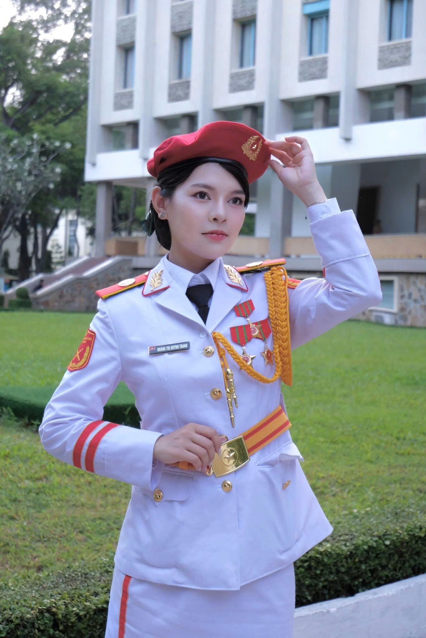 Nữ thượng úy khối Quân nhạc