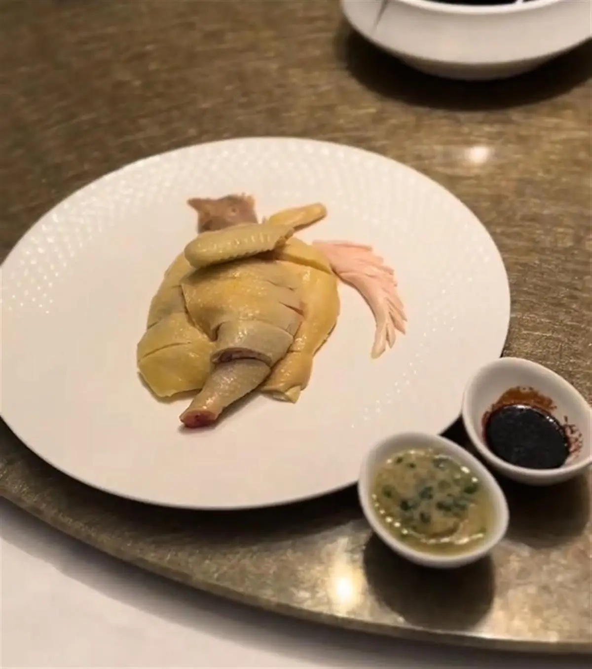 Chi gần 2 triệu đồng để ăn nửa con gà, vị khách “bất ngờ ngã ngửa” khi được nghe giải thích: Gà này không phải gà thường!- Ảnh 1. Chi gần 2 triệu đồng để ăn nửa con gà, vị khách “bất ngờ ngã ngửa” khi được nghe giải thích: Gà này không phải gà thường!- Ảnh 1.