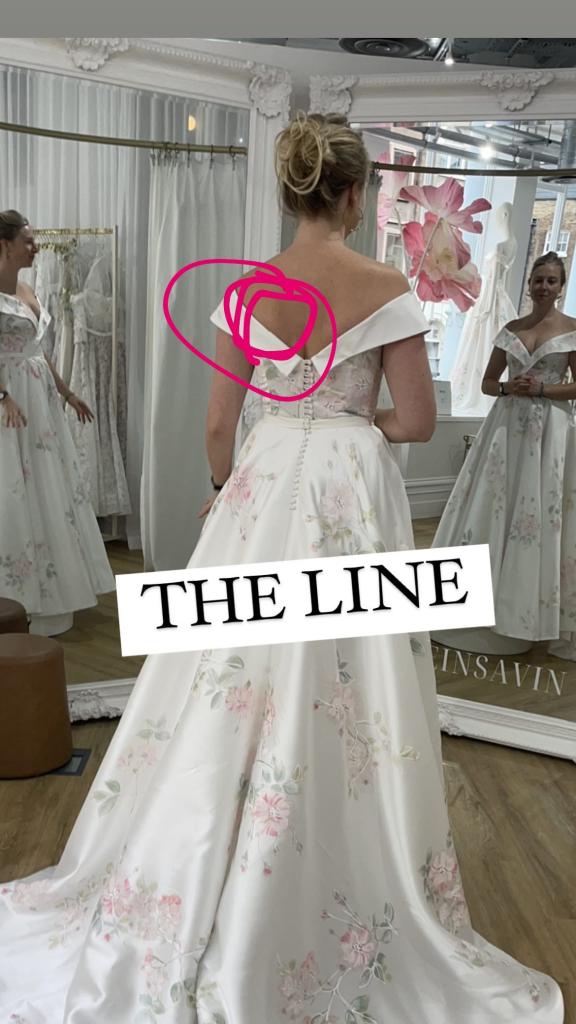 Bức ảnh cô dâu thử váy cưới ngỡ bình thường nhưng phóng to 4 lần lên mới thấy chi tiết