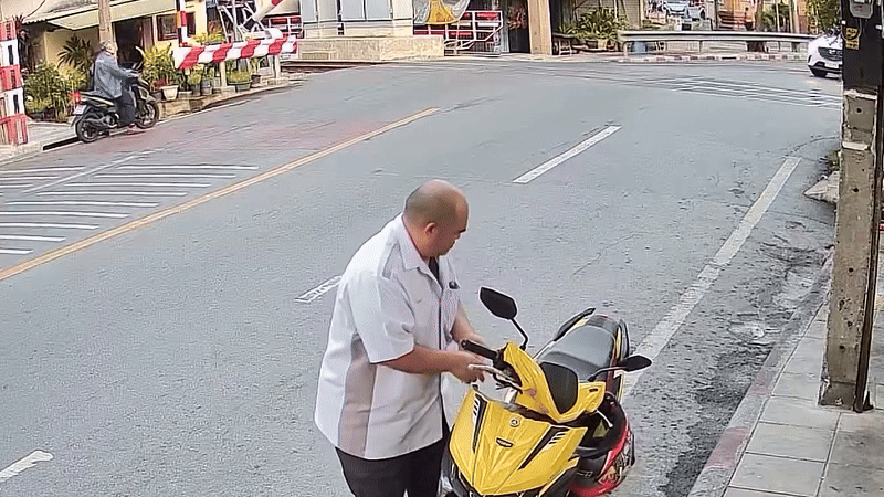 Cố vượt qua rào chắn tàu hỏa, người đàn ông khiến vợ gặp họa, camera an ninh ghi lại cảnh đáng sợ- Ảnh 1. Cố vượt qua rào chắn tàu hỏa, người đàn ông khiến vợ gặp họa, camera an ninh ghi lại cảnh đáng sợ- Ảnh 1.