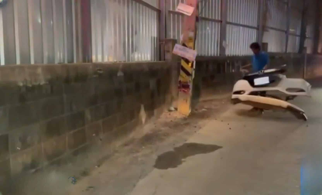 Nghe thấy tiếng ô tô va chạm, người dân chạy tới thì chứng kiến cảnh tượng lạ đời chưa từng có- Ảnh 3.