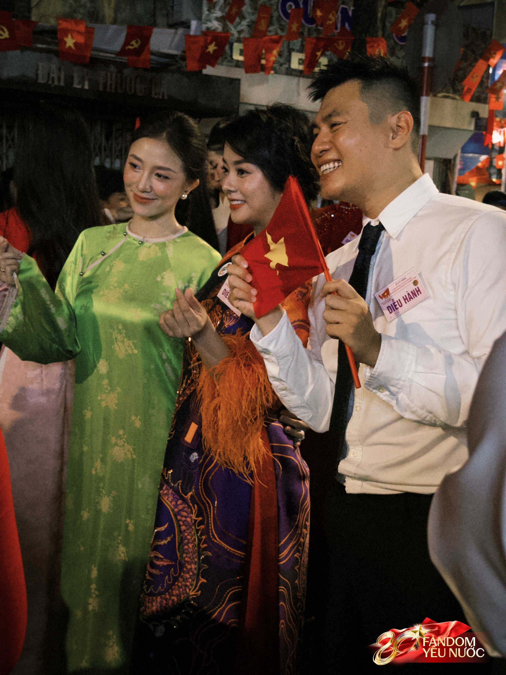 Dàn nghệ sĩ tươi rói tại Tổng duyệt diễu hành 2/9: MONO và Hoà Minzy được người dân vây kín, nữ diễn viên là Thượng uý công an gây sốt!- Ảnh 11.