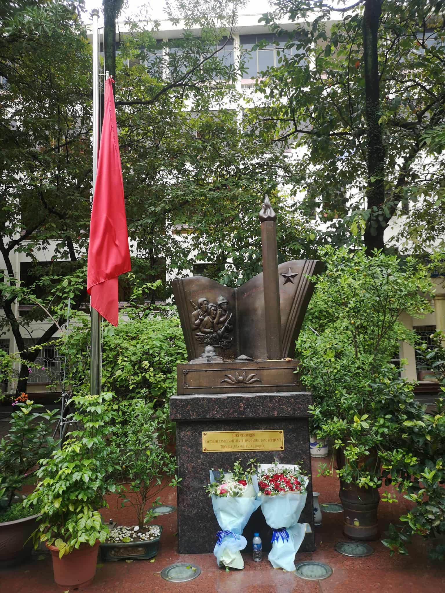 3c641a4f-9d80-44ba-92d0-a7924105ca01-1-1763558103-600-width1536height2048-1 Tượng đài Xếp bút nghiên lên đường trong khuôn viên Đại học Tự nhiên Hà Nội