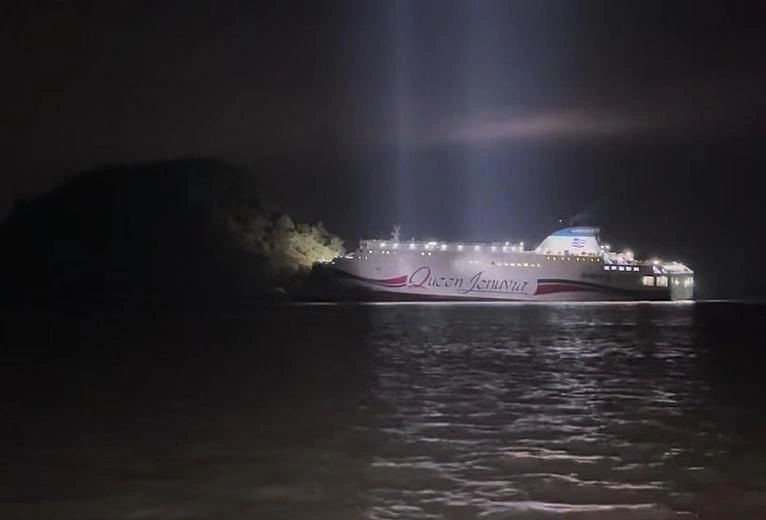 Hàn Quốc giải cứu 267 người trên phà mắc cạn- Ảnh 1.