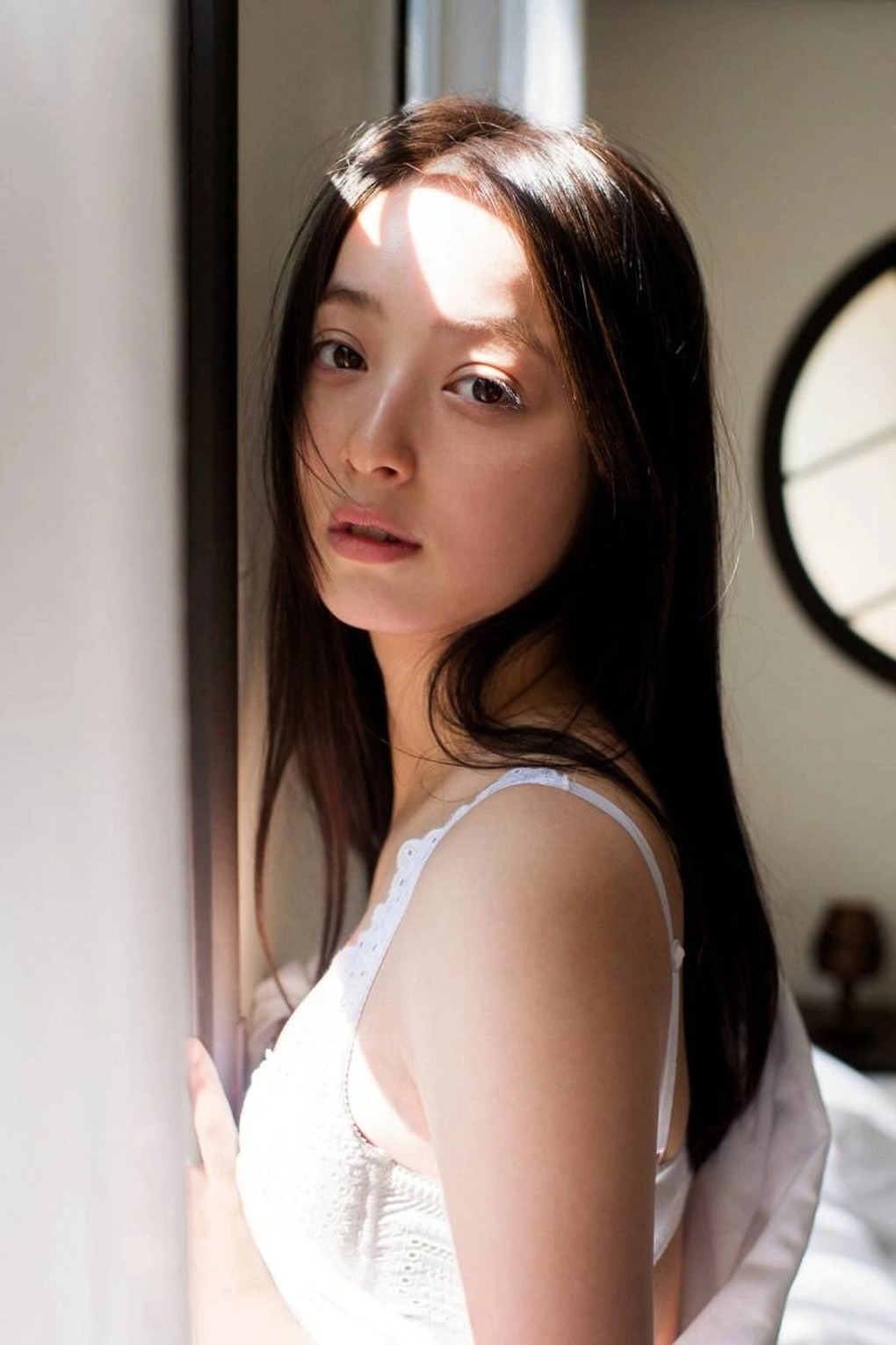 Góc khuất hôn nhân của biểu tượng nhan sắc: Chọn chồng ngoại hình