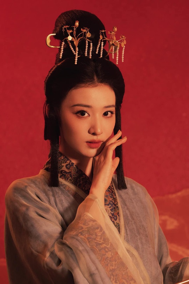 Mỹ nhân cổ trang đẹp nhất Tết Nguyên đán 2025: Nhan sắc phong thần hơn cả tranh vẽ- Ảnh 12. Mỹ nhân cổ trang đẹp nhất Tết Nguyên đán 2025: Nhan sắc phong thần hơn cả tranh vẽ- Ảnh 12.