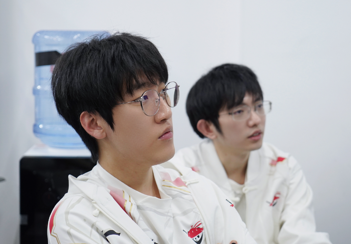 Thảm bại trước TES, Tarzan lập thành tích