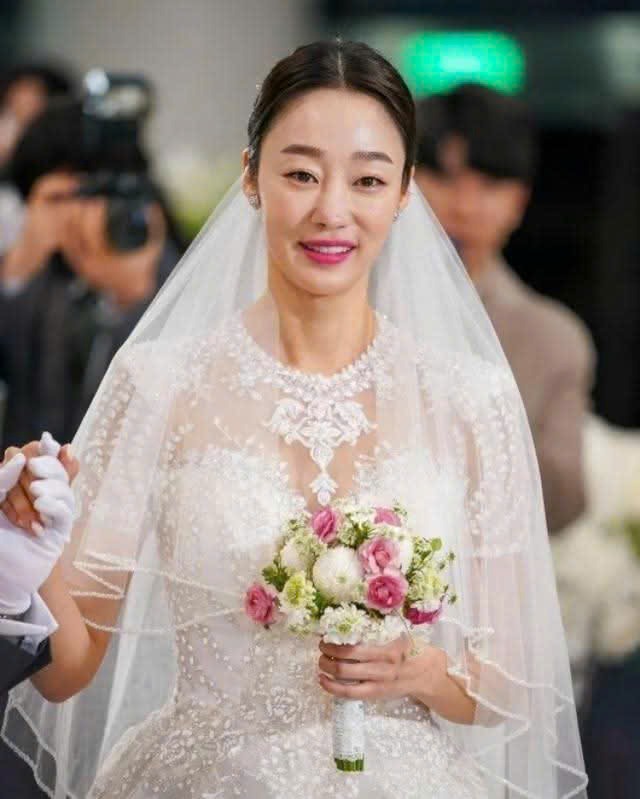 Cô Đi Mà Lấy Chồng Tôi bản thật: Minh tinh đình đám lấy chồng cũ bạn thân, được chính