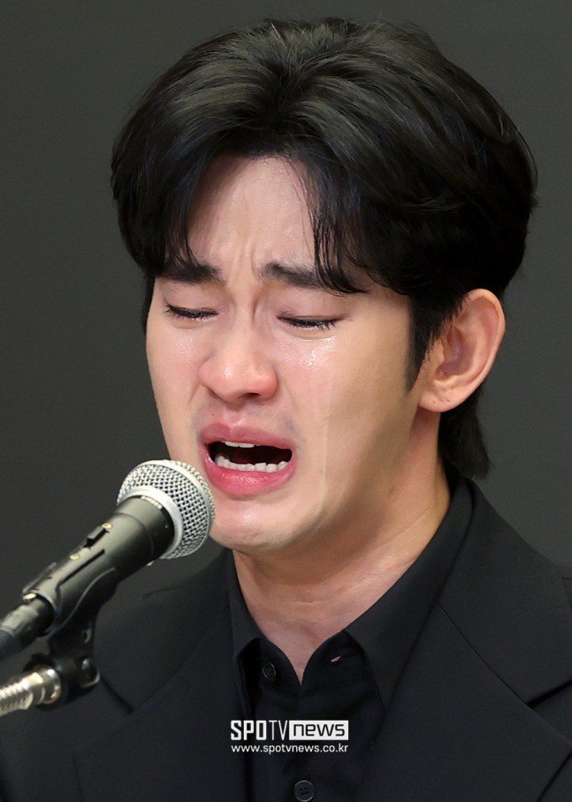 Nam diễn viên bật khóc nức nở trước truyền thông.