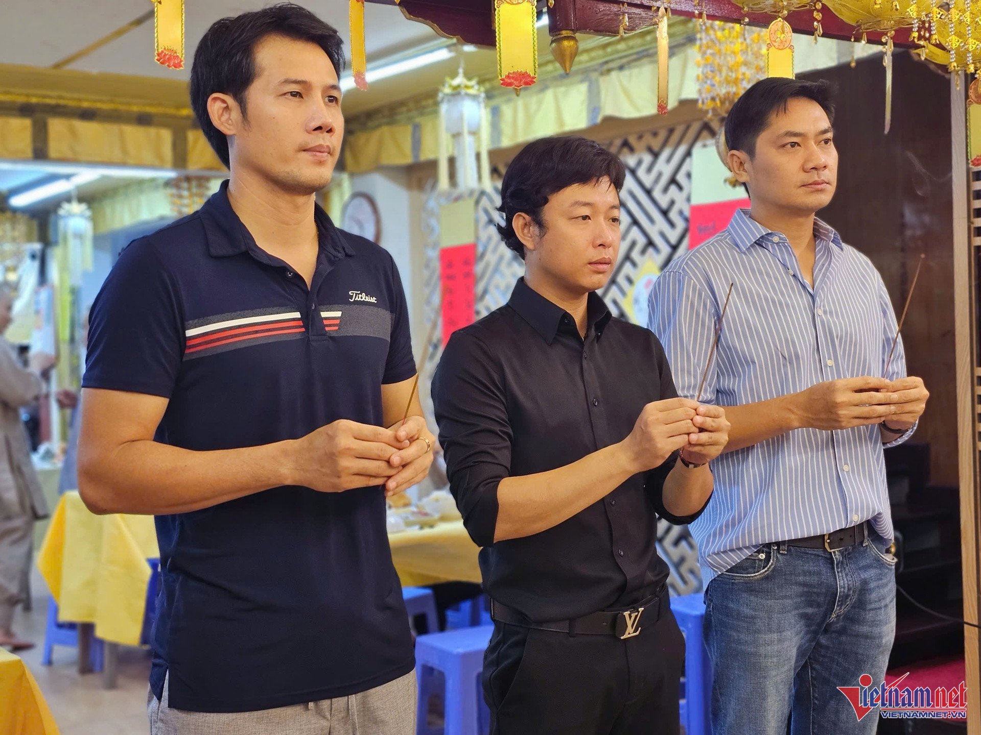 Có mặt từ sớm, nhạc sĩ Nguyễn Hậu hỗ trợ chị Ngọc Tiền - vợ Quý Bình - đón tiếp các nghệ sĩ, phóng viên. Diễn viên Minh Luân, Thanh Thức đến thắp nhang, nói vẫn nhớ người đồng nghiệp hiền lành, dễ mến.