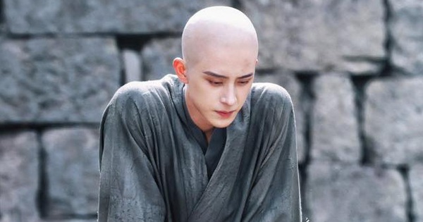 Mỹ nam Trung Quốc cạo trọc đầu làm sư vẫn đẹp mê mẩn: Nhan sắc vô đối không gì "phong ấn" nổi 27 Mỹ nam Trung Quốc cạo trọc đầu làm sư vẫn đẹp mê mẩn: Nhan sắc vô đối không gì "phong ấn" nổi 4 17463585715431709354885 1746403994043 1746403994524128927020 163 0 498 640 crop 1746404078437649837285jpg