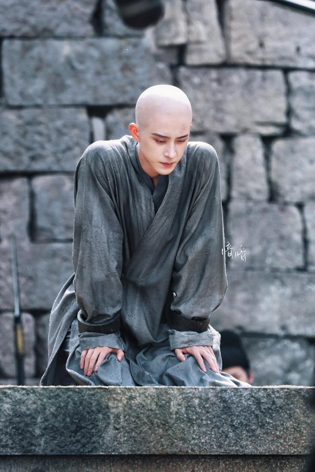 Mỹ nam Trung Quốc cạo trọc đầu làm sư vẫn đẹp mê mẩn: Nhan sắc vô đối không gì