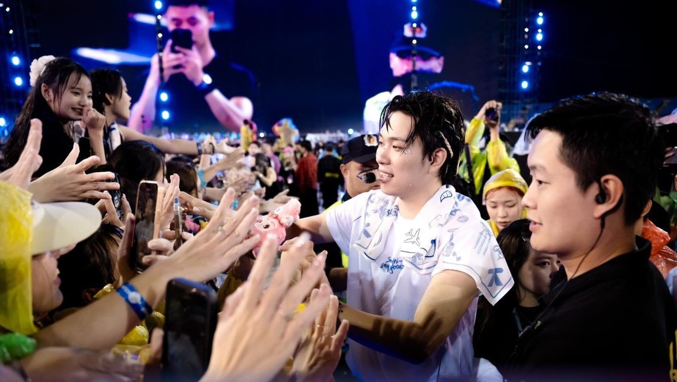 4-1746950358-758-width1378height777 Bất chấp mưa xối xả, fan vẫn cuồng nhiệt cùng 30 anh trai. Video: BTC.