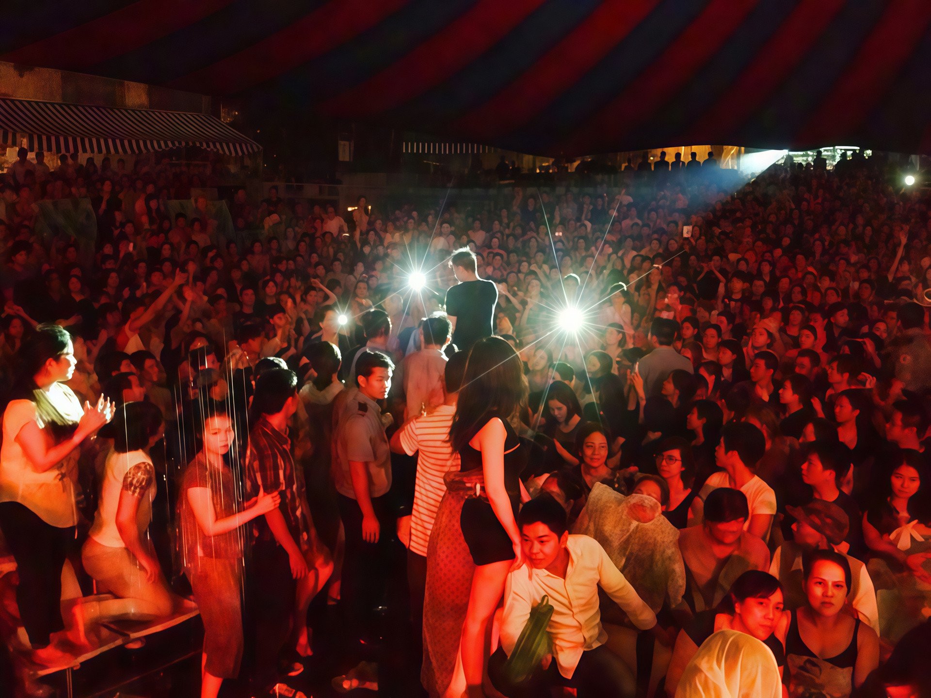 Ông bầu Gia Bảo thở dài tiếc nuối khi gửi ảnh chụp show diễn đông nghịt khán giả mình từng tổ chức tại Trống Đồng. Ảnh: NVCC