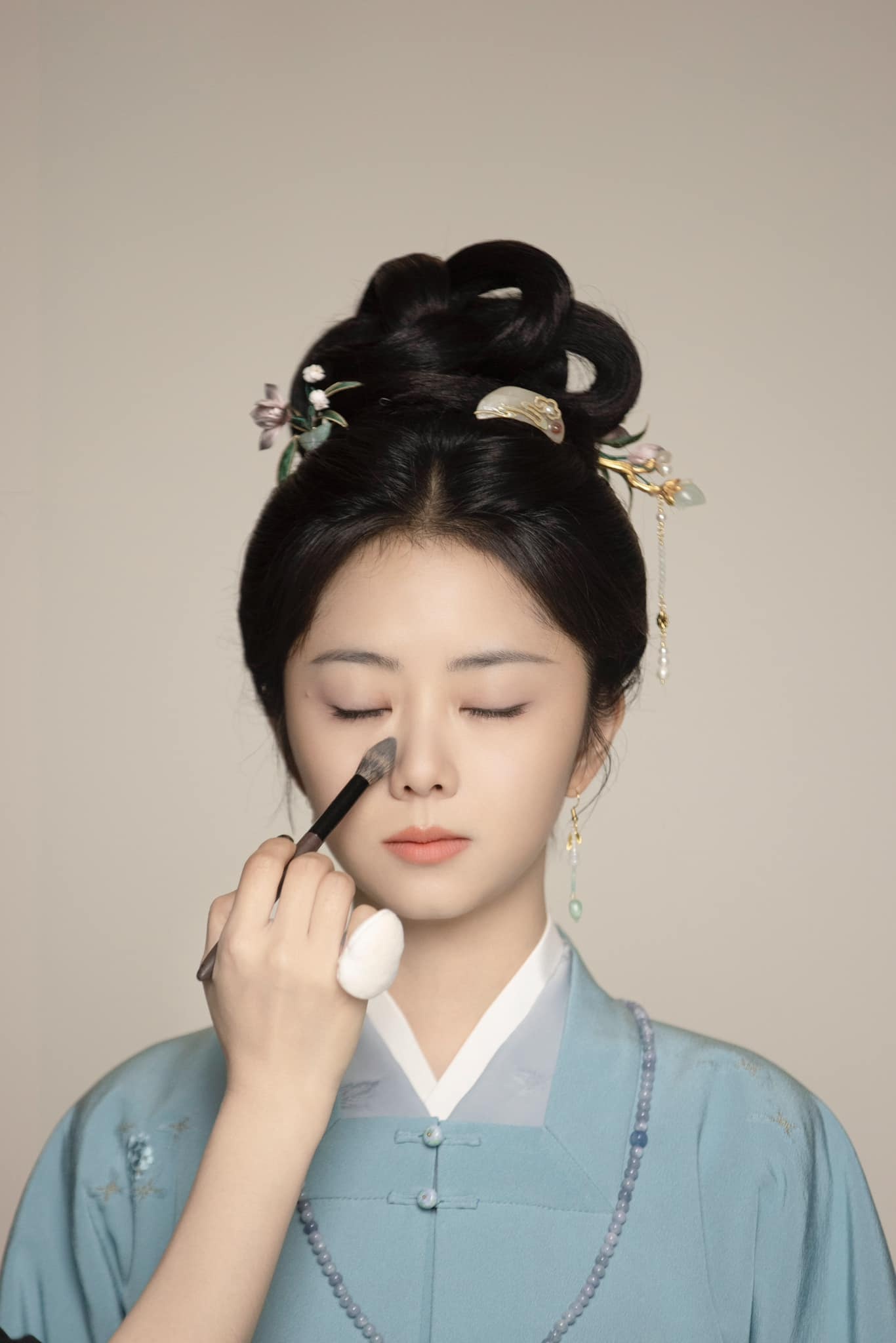 Mỹ nhân ngôn tình nhắm mắt đi ngủ cũng thấy đẹp: U40 trẻ như thiếu nữ 18, outfit nào cũng Mỹ nhân ngôn tình nhắm mắt đi ngủ cũng thấy đẹp: U40 trẻ như thiếu nữ 18, outfit nào cũng