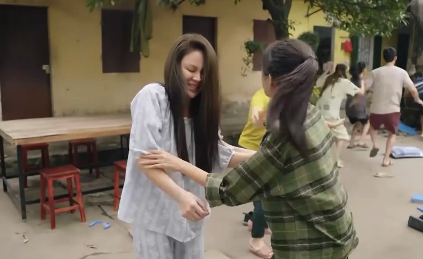 4-1749797319-147-width1470height900 Mọi người trong xóm trọ vây quanh hỏi thăm, an ủi Lan Anh khi cô bị chồng đánh.