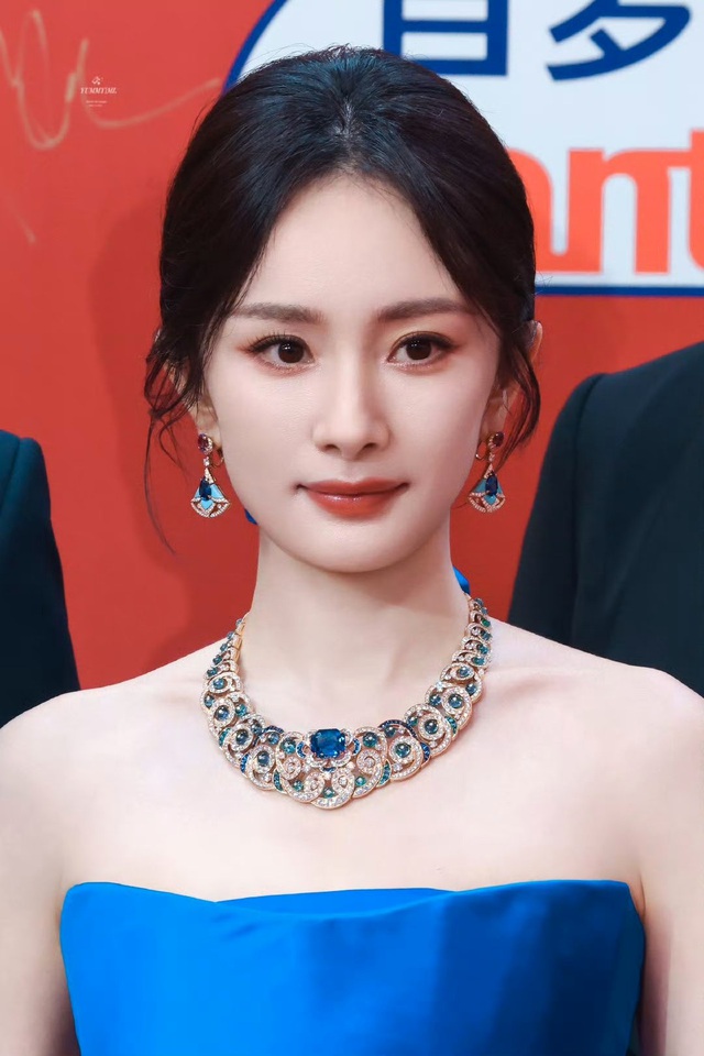 Sốc visual tuyệt đối xinh đẹp của Dương Mịch: Nhan sắc phá đảo cam thường, lên đồ đẳng cấp bùng nổ MXH- Ảnh 5. Sốc visual tuyệt đối xinh đẹp của Dương Mịch: Nhan sắc phá đảo cam thường, lên đồ đẳng cấp bùng nổ MXH- Ảnh 5.