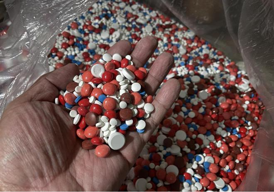 Theo dõi 100.000 gói hàng bất thường, cảnh sát triệt phá đường dây sản xuất thuốc giả doanh thu 765 tỷ đồng, tịch thu 500kg thuốc trong căn biệt thự- Ảnh 4.