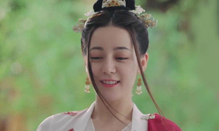 Lạ như Địch Lệ Nhiệt Ba: Đi sự kiện đẹp xuất sắc, lên màn ảnh nhạt nhòa đến khó tin- Ảnh 4.