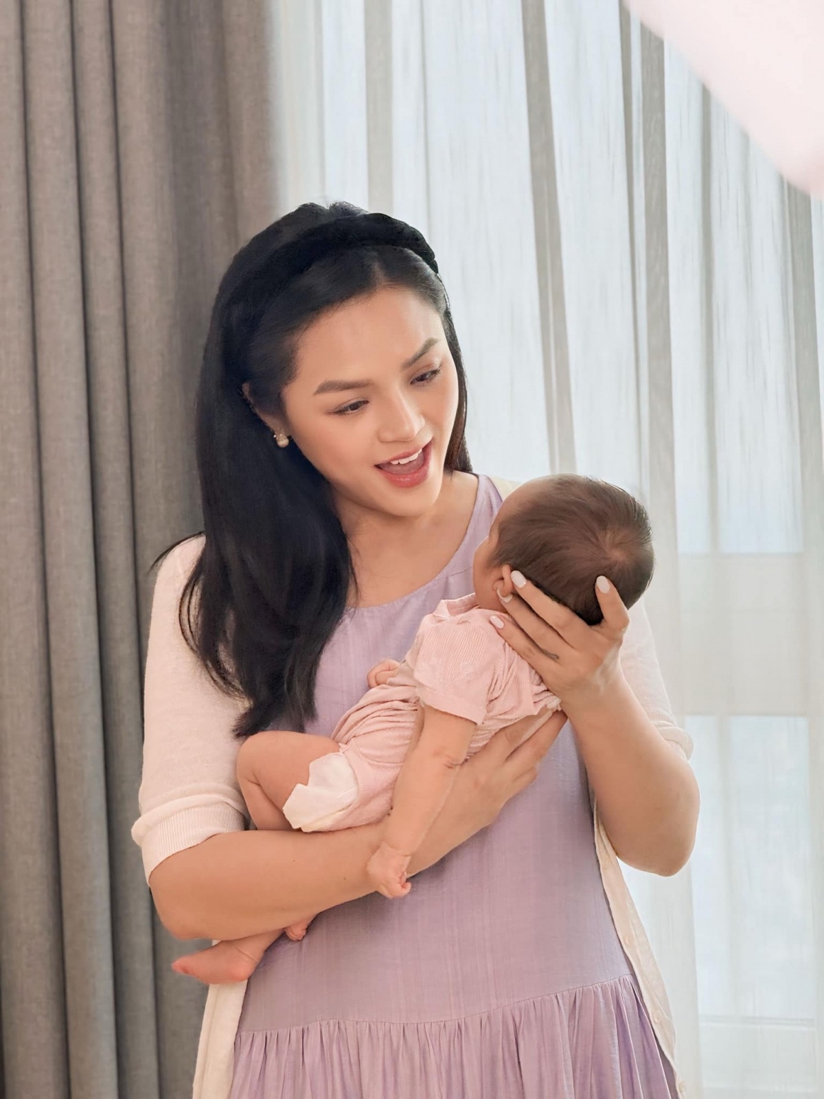 Con gái Thu Quỳnh hơn 1 tuổi, vẻ ngoài được ví như bản sao của mẹ- Ảnh 2.