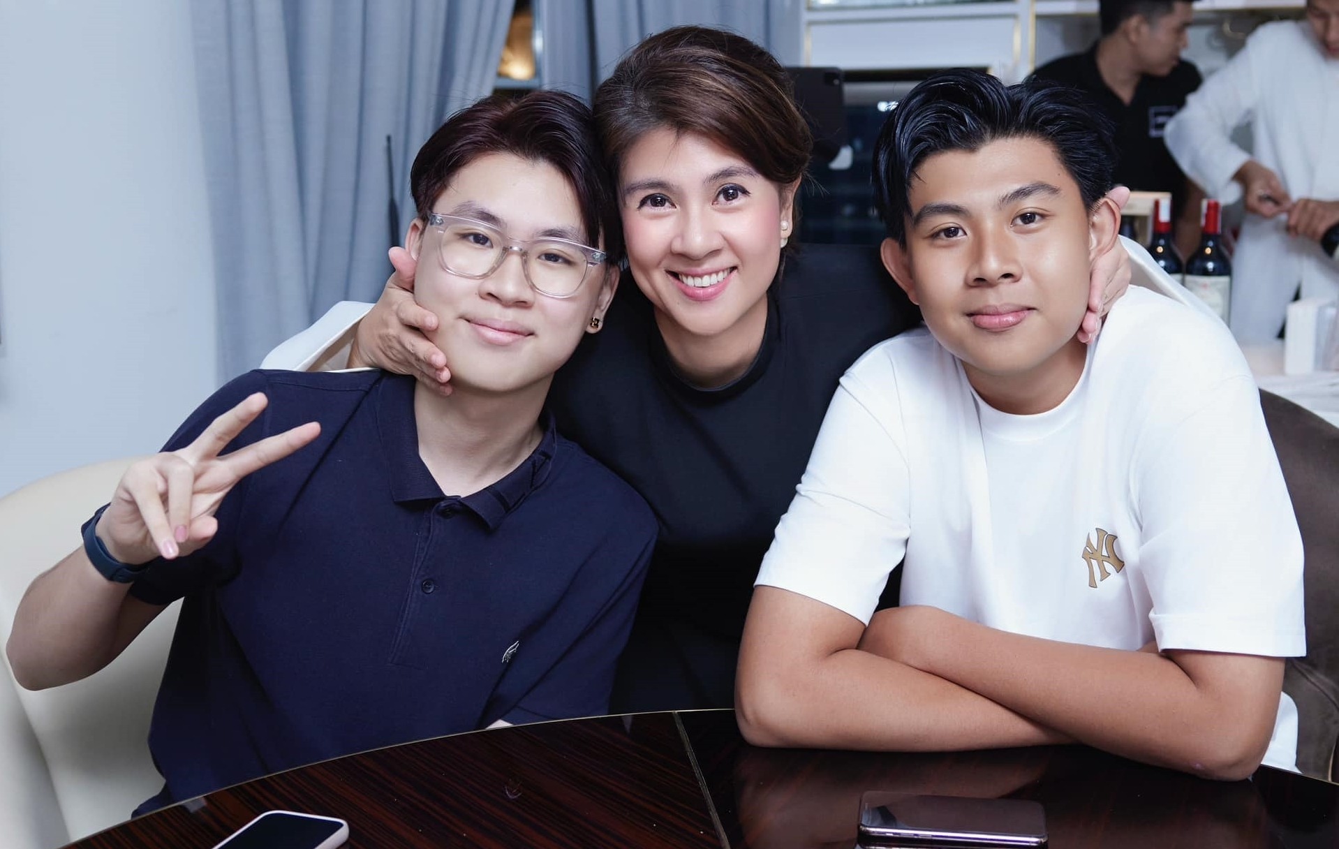 Con trai Phước Sang vừa tốt nghiệp cấp 3, cao 1,9m, ngoại hình điển trai khiến dân tình rần rần- Ảnh 3. Con trai Phước Sang vừa tốt nghiệp cấp 3, cao 1,9m, ngoại hình điển trai khiến dân tình rần rần- Ảnh 3.