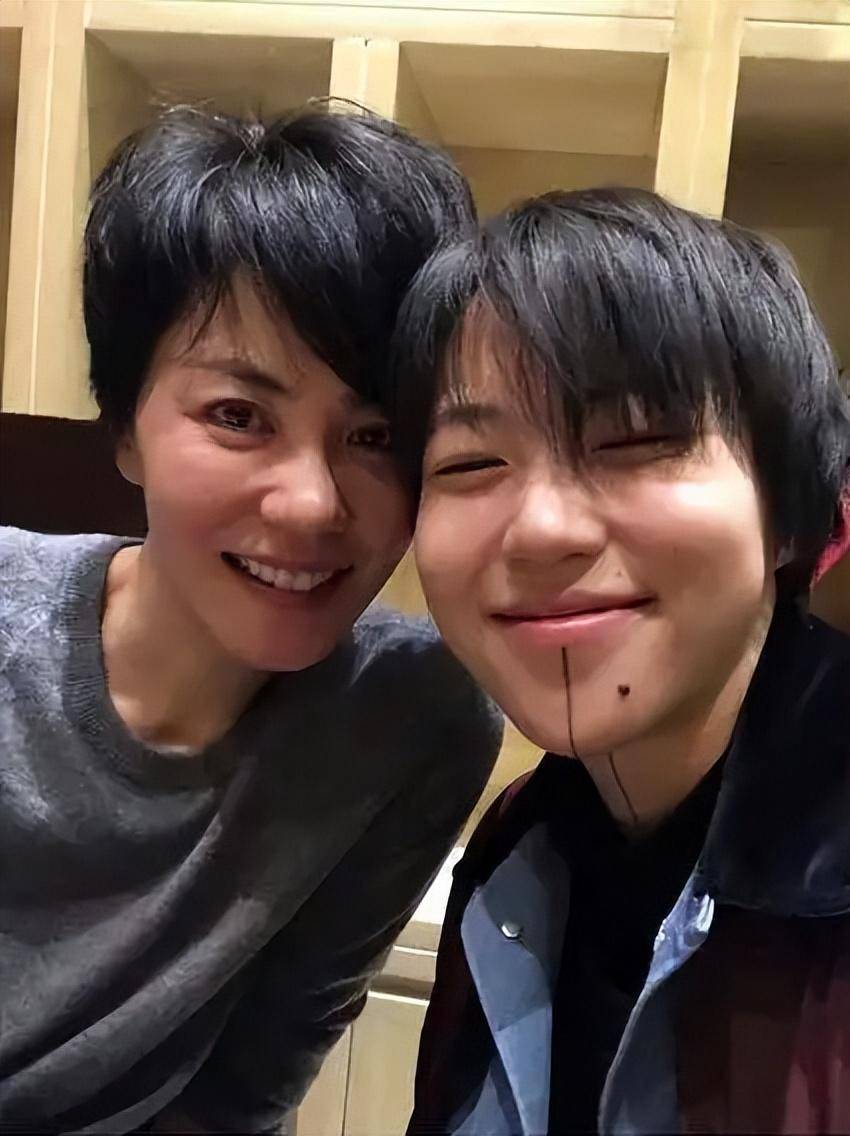 Cách dạy con khác biệt của Trương Bá Chi và Vương Phi- Ảnh 3.