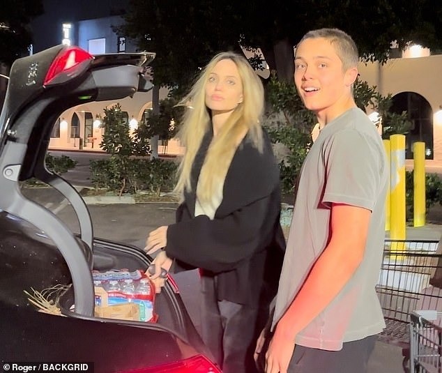 Ngoại hình con trai Angelina Jolie và Brad Pitt gây sốt- Ảnh 3. Ngoại hình con trai Angelina Jolie và Brad Pitt gây sốt- Ảnh 3.