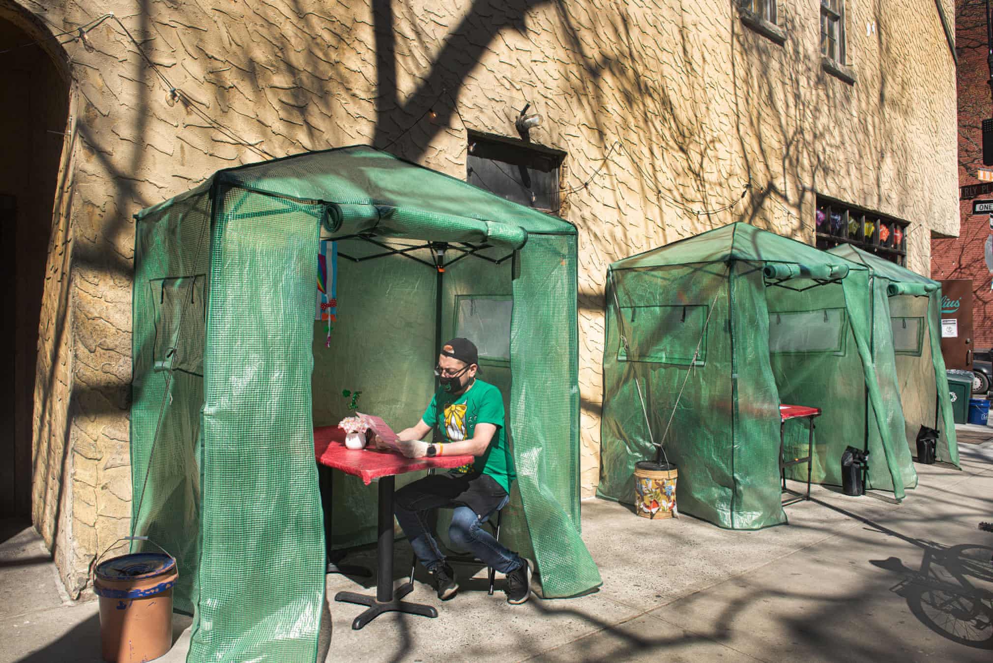 Nhiếp ảnh gia dùng 35 năm để chụp những người đi ăn một mình trong nhà hàng: Kết quả khiến người xem lặng người- Ảnh 6.