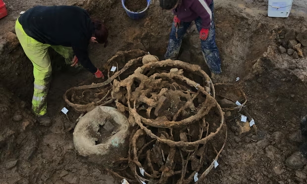 Phát hiện kho báu thời kỳ đồ sắt có thể viết lại lịch sử nước Anh- Ảnh 2. Phát hiện kho báu thời kỳ đồ sắt có thể viết lại lịch sử nước Anh- Ảnh 2.